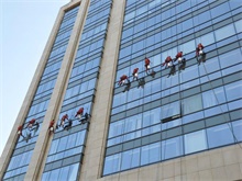 Glass curtain wall cleaning